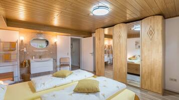 2 bedrooms, iron/ironing board, free WiFi, bed sheets