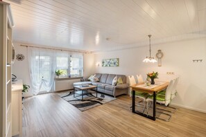 Una televisión, un reproductor estéreo