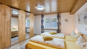 2 bedrooms, iron/ironing board, free WiFi, bed sheets