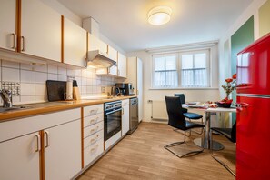 Køleskab, mikrobølgeovn, ovn, kogeplade