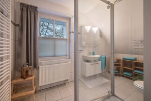 Regadera, amenidades de baño gratuitas, secadora de cabello, toallas 