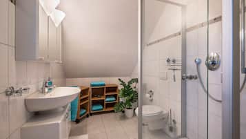 Douche, articles de toilette gratuits, sèche-cheveux