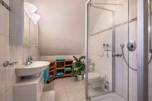 Een douche, gratis toiletartikelen, een haardroger, handdoeken