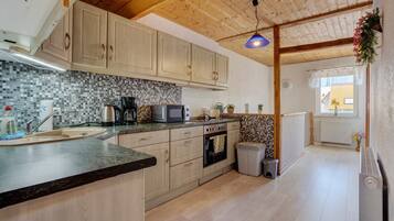 Réfrigérateur, four à micro-ondes, un four, surface de cuisson