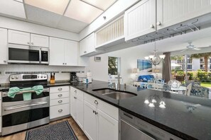 Fridge, microwave, oven, stovetop - High Pointe Resort 131 (Inlet Beach)