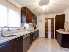 Kjøleskap, mikrobølgeovn, ovn og oppvaskmaskin