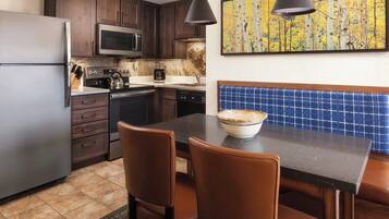 Een magnetron, een oven, een kookplaat, een vaatwasser