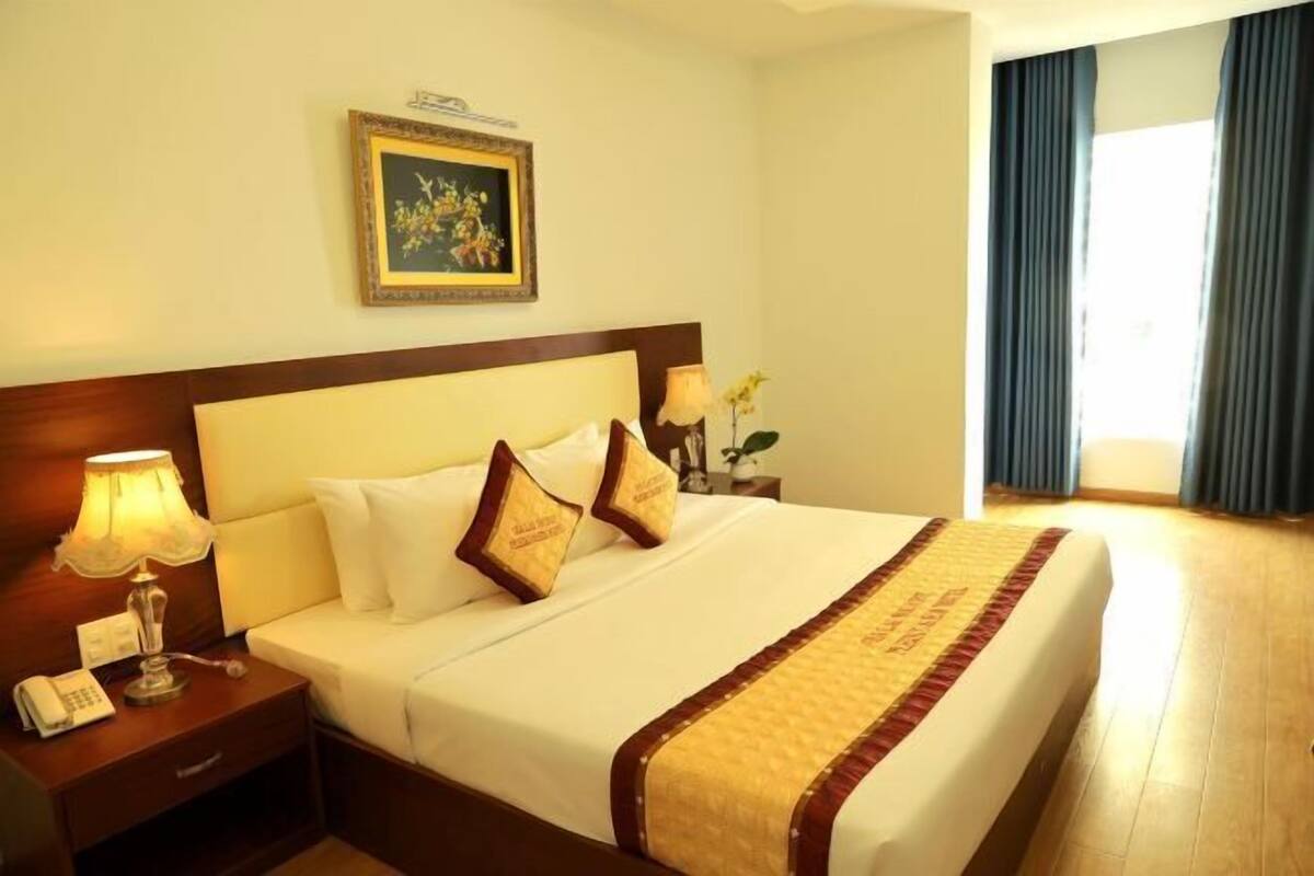 Premium bedding, minibar, desk, blackout curtains
