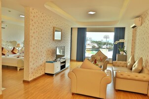 Habitación de lujo doble | Ropa de cama de alta calidad, minibar, escritorio y cortinas opacas