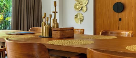 Deluxe Villa | Dining room