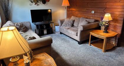 1 bed, 1 bath Central DM by VA Hospital North of Drake University No Stairs.