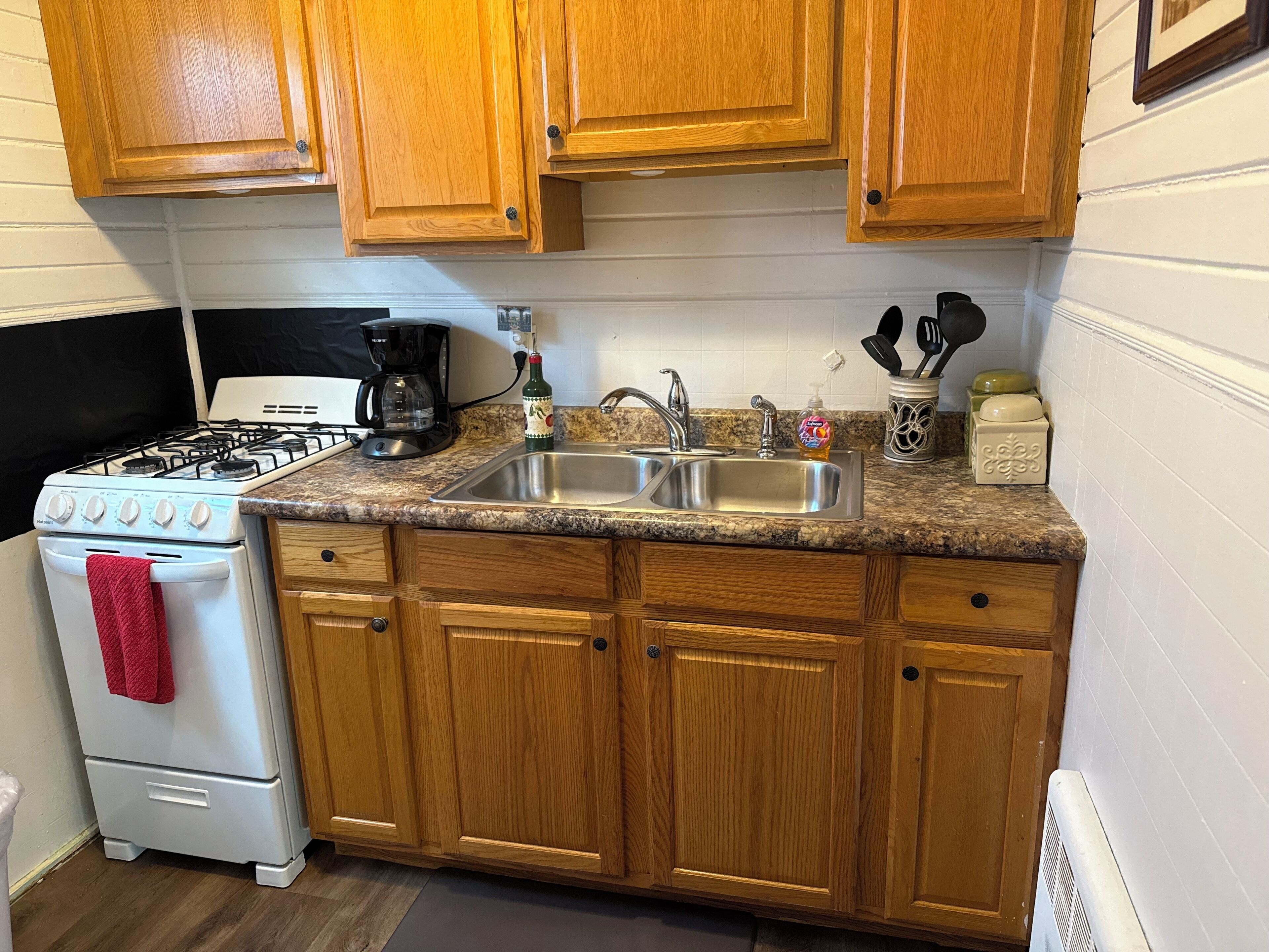 Kjøleskap, mikrobølgeovn, ovn og kokeplater