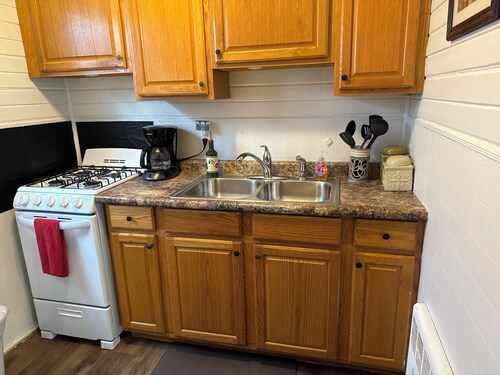 1 bed, 1 bath Central DM by VA Hospital North of Drake University No Stairs.