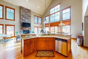 Fridge, microwave, oven, stovetop - Modern mountain view home with balconies, Ping-Pong table, grill, & fireplace (Granby)