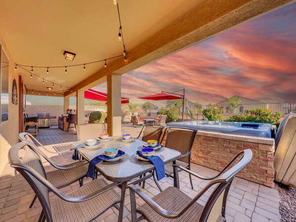 Outdoor dining - Perfect Retreat! 30 Nights Min! Raised Hot Tub With Views! (San Tan Valley)