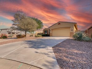 Property grounds - Perfect Retreat! 30 Nights Min! Raised Hot Tub With Views! (San Tan Valley)