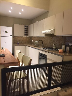 Fridge, oven, stovetop, coffee/tea maker
