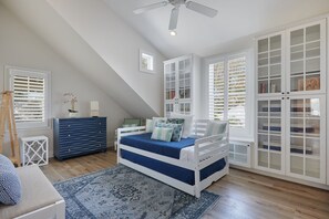 4 habitaciones, escritorio, tabla de planchar con plancha y wifi
