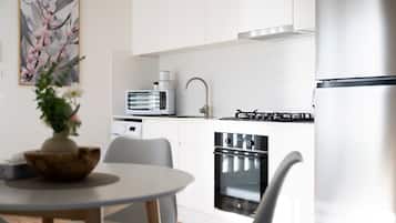 Refrigerador, microondas, horno y parrilla de estufa