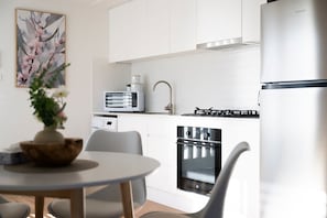 Kühlschrank, Mikrowelle, Ofen, Herdplatte