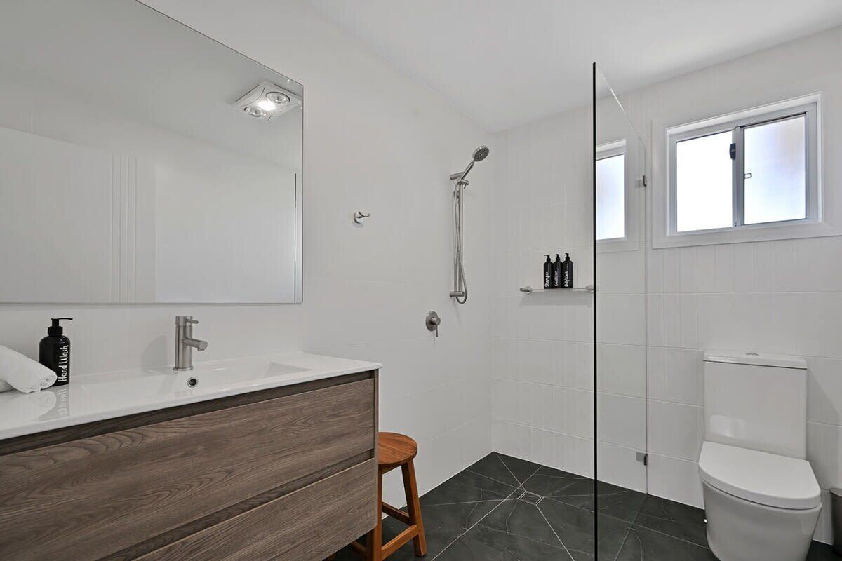 Suihku, hiustenkuivaaja, pyyhkeet