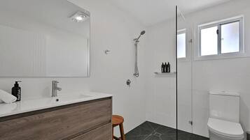 Suihku, hiustenkuivaaja, pyyhkeet