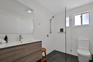 Douche, sèche-cheveux, serviettes fournies, shampoing