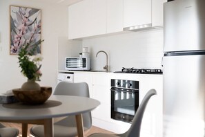 Réfrigérateur, four à micro-ondes, un four, surface de cuisson