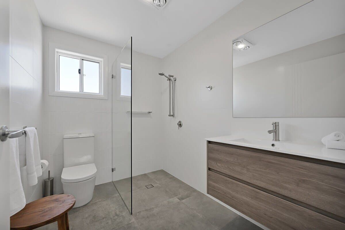 Shower, hair dryer, towels, shampoo