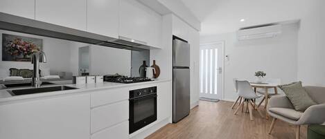 Kühlschrank, Mikrowelle, Ofen, Herdplatte