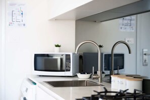 Réfrigérateur, four à micro-ondes, un four, surface de cuisson