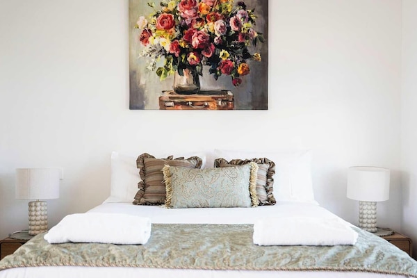 The Elm Apartments | The Gold Room