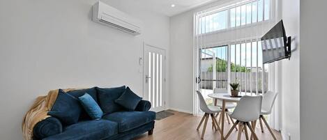 テレビ、書斎 / ワークスペース