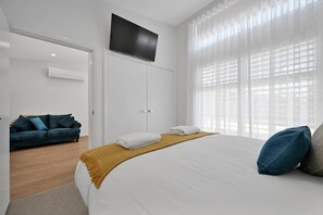 1 bedroom, iron/ironing board, WiFi, bed sheets - The Elm Apartments | The Yellow Room (Orange)