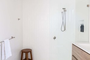 Shower, hair dryer, towels, shampoo - The Elm Apartments | The Yellow Room (Orange)