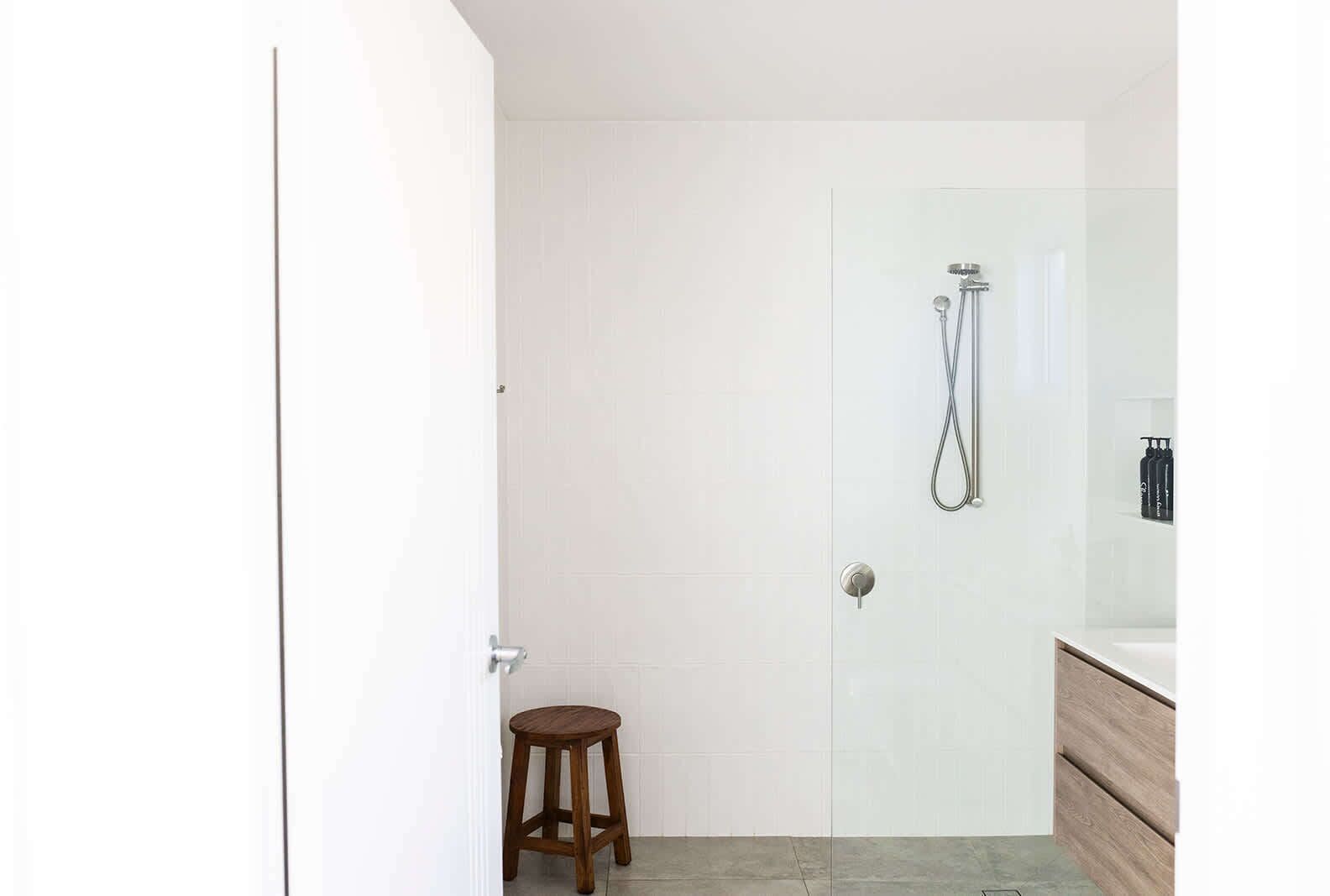 Een douche, een haardroger, handdoeken, shampoo