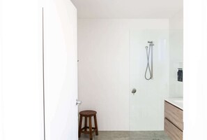 Een douche, een haardroger, handdoeken, shampoo