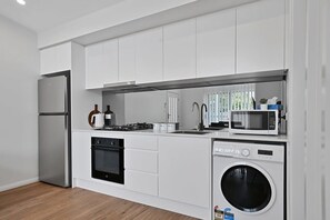 Geladeira, micro-ondas, fogão, cooktop