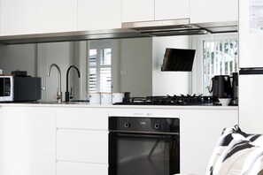 Kühlschrank, Mikrowelle, Ofen, Herdplatte