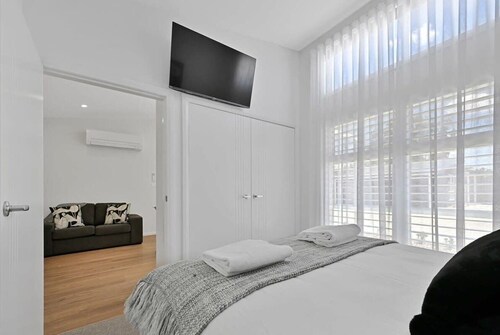 The Elm Apartments - The Black & White Room