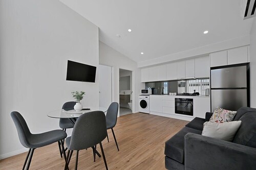 The Elm Apartments - The Sunshine Room