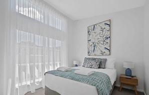 1 bedroom, iron/ironing board, WiFi, bed sheets - The Elm Apartments - The Blue Room (Orange)