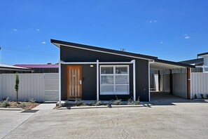 Exterior - The Elm Apartments - The Blue Room (Orange)