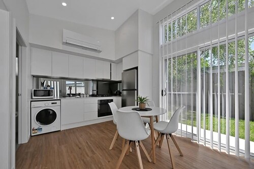 The Elm Apartments - The Orange Room