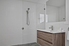 Een douche, een haardroger, handdoeken