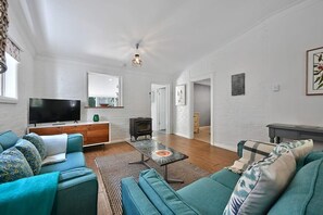 Televisión y oficina 