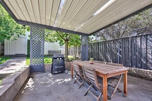 Outdoor dining - Autumn Leaf Cottage - Close to CBD, Heritage Charm (Orange)