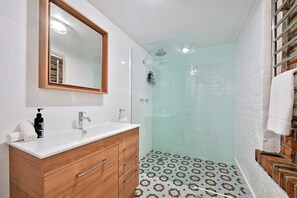 Bruser, hårtørrer, håndklæder, Shampoo