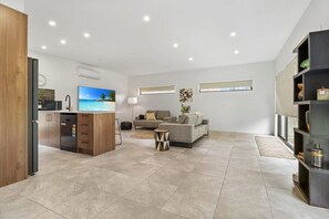 Un espacio de estar moderno con cocina, comedor y zona de estar.