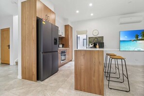 Geladeira, micro-ondas, fogão, cooktop